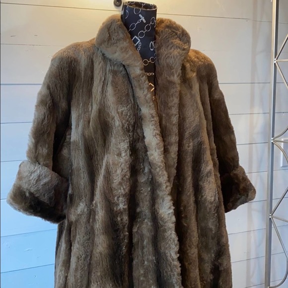TRUE VINTAGE Revillon Freres Authentic Fur Coat - Picture 6 of 9
